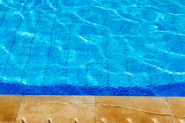 Água calma na beira de uma piscina . — Fotografia de Stock
