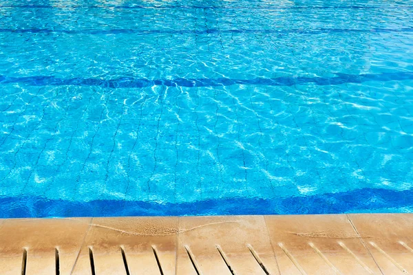 Água calma na beira de uma piscina . — Fotografia de Stock