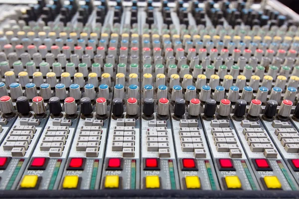 Närbild av knapparna i en studio mixer — Stockfoto