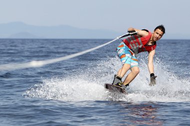  kimliği belirsiz adam da kallithea, greec Denizi üzerinde su kayağı yapıyor