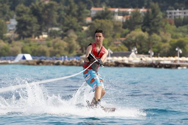  kimliği belirsiz adam da kallithea, greec Denizi üzerinde su kayağı yapıyor