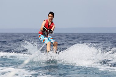  kimliği belirsiz adam da kallithea, greec Denizi üzerinde su kayağı yapıyor