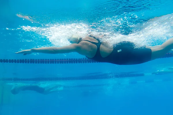 Makedonische zwemmen race Griekenland. onderwater weergave. — Stockfoto