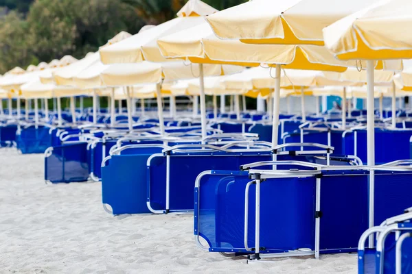 Sillas de sol y sombrillas en el bar de playa — Foto de Stock