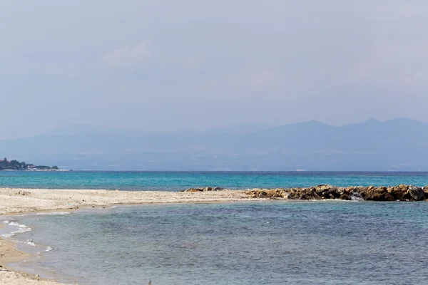 Kallithea 阳光明媚的海滩和卡桑德拉的 halkidik 在避暑胜地 — 图库照片