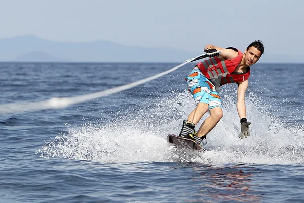 Неизвестный мужчина катается на водных лыжах по морю в Калитеи, Грек — стоковое фото