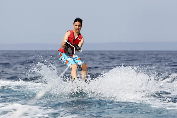 Unidentified man doing water ski on the sea in Kallithea, Greec — Stock Photo, Image