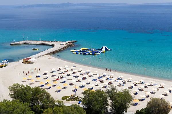 Soliga stranden i Kallithea och sommarnöje på kassandra av halkidik — Stockfoto