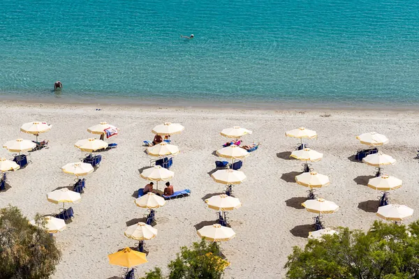 Soliga stranden i Kallithea och sommarnöje på kassandra av halkidik — Stockfoto