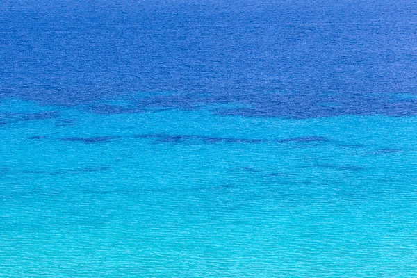 Голубая поверхность моря на фоне волн . — стоковое фото