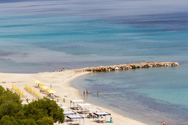 Soliga stranden i Kallithea och sommarnöje på kassandra av halkidik — Stockfoto