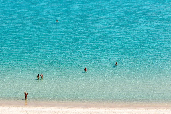 Turistler, yüzme ve zevk ile plaj. inci olması bekleniyor — Stok fotoğraf