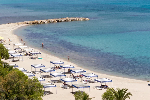 Kallithea praia ensolarada e resort de verão em Kassandra de Halkidik — Fotografia de Stock