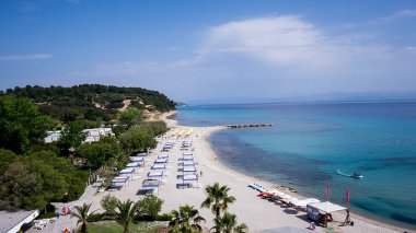 turistler, şezlong ve şemsiye adlı bir luxu Beach Üstten Görünüm
