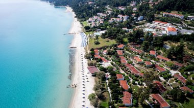 turistler, şezlong ve şemsiye adlı bir luxu Beach Üstten Görünüm