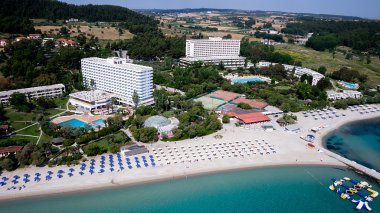 turistler, şezlong ve şemsiye adlı bir luxu Beach Üstten Görünüm