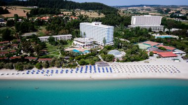 turistler, şezlong ve şemsiye adlı bir luxu Beach Üstten Görünüm