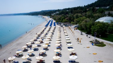 turistler, şezlong ve şemsiye ile plaj. kallithea Beach,