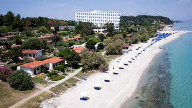 turistler, şezlong ve şemsiye adlı bir luxu Beach Üstten Görünüm
