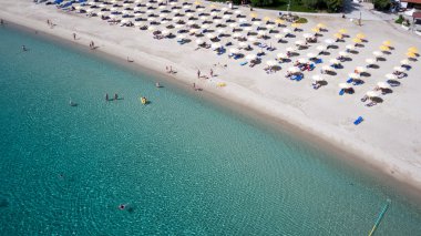 turistler, şezlong ve şemsiye adlı bir luxu Beach Üstten Görünüm