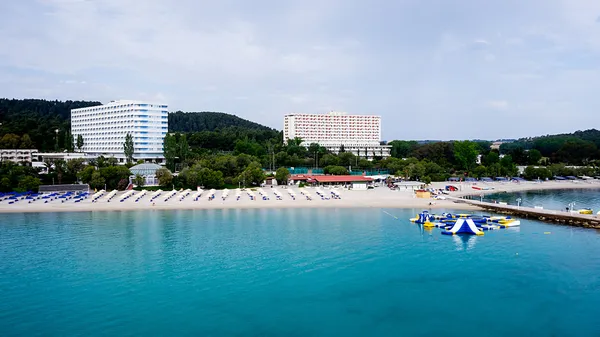 Ovansida av stranden med turister, solstolar och parasoller på en luxu — Stockfoto