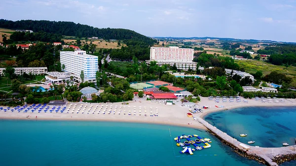 Вид сверху на пляж с туристами, сандалиями и пумбреллами в роскошном отеле — стоковое фото