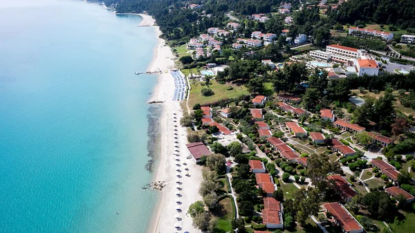 Ovansida av stranden med turister, solstolar och parasoller på en luxu — Stockfoto