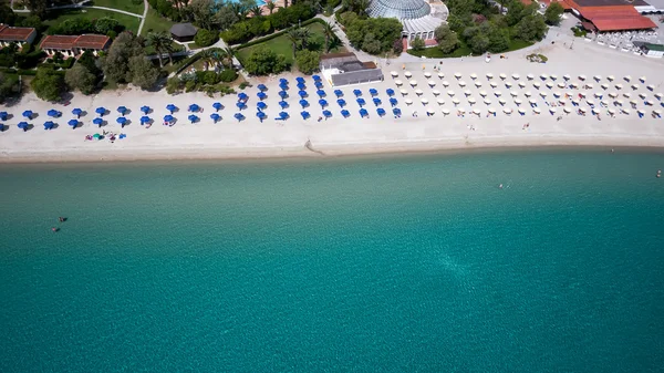 Vista dalla cima della spiaggia con turisti, lettini e ombrelloni a un luxu — Foto Stock