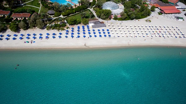 Ovansida av stranden med turister, solstolar och parasoller på en luxu — Stockfoto