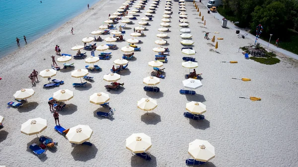 Beach with tourists, sunbeds and umbrellas. Beach of Kallithea, — Stock Photo, Image