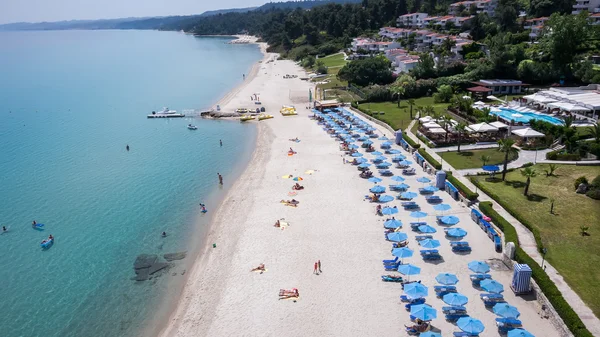 Vista superior da praia com turistas, espreguiçadeiras e guarda-sóis em um luxu — Fotografia de Stock