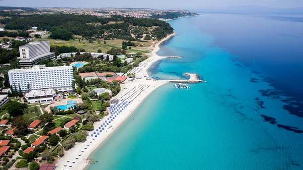 Ovansida av stranden med turister, solstolar och parasoller på en luxu — Stockfoto