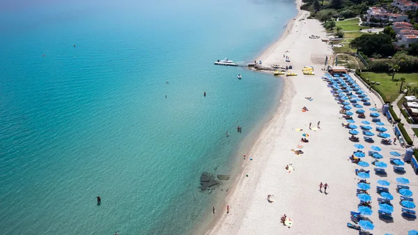 Pemandangan atas pantai dengan wisatawan, tempat tidur matahari dan payung di Luxu — Stok Foto