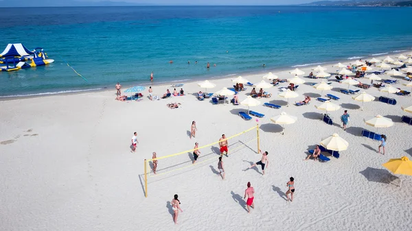 Люди, играющие в пляжный футбол на пляже Каллифеи, одном из самых красивых в мире — стоковое фото