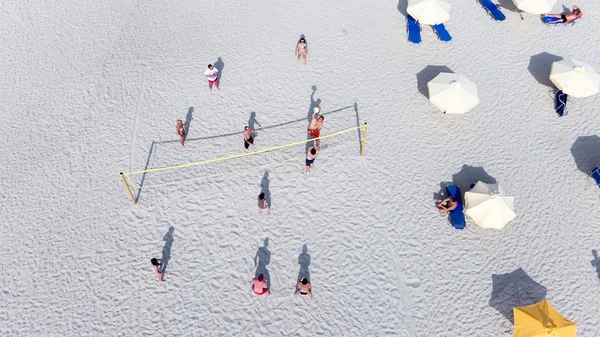 Люди, играющие в пляжный футбол на пляже Каллифеи, одном из самых красивых в мире — стоковое фото