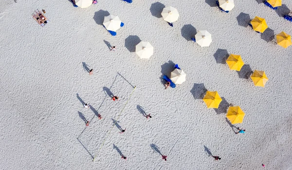 Ludzie bawią się w siatkówkę plażową na plaży w Kallithea — Zdjęcie stockowe