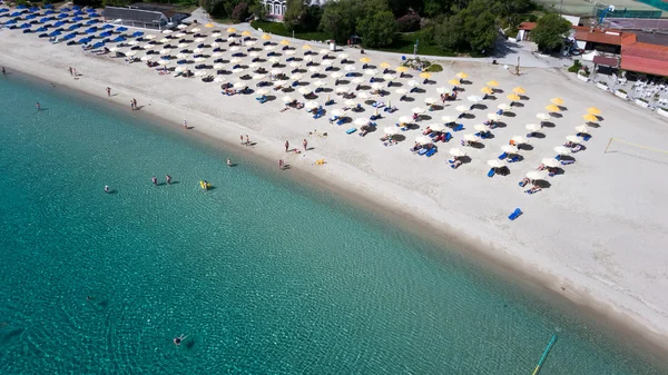 Pohled shora na pláž s turisty, lehátka a slunečníky na luxu — Stock fotografie