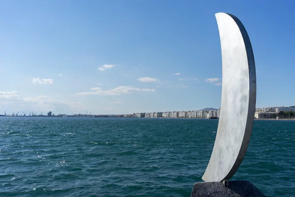 Lua crescente à beira-mar de Salónica. Vista de Thermaikos b — Fotografia de Stock