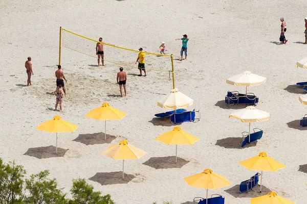 Folk leker strandsalve på Kallitheas strand. – stockfoto