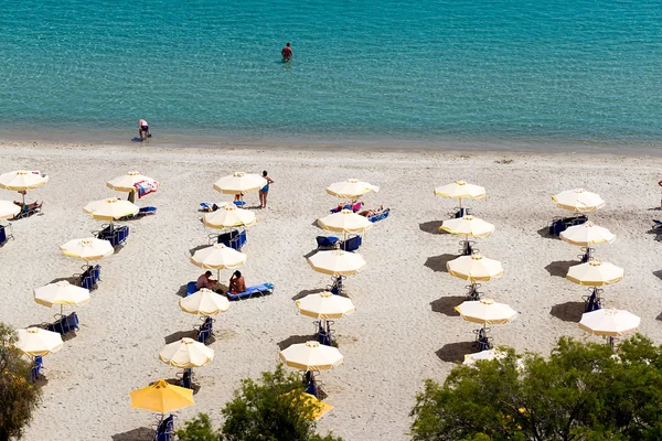 Strand med turister, liggestole og paraplyer. Forventes at være den - Stock-foto