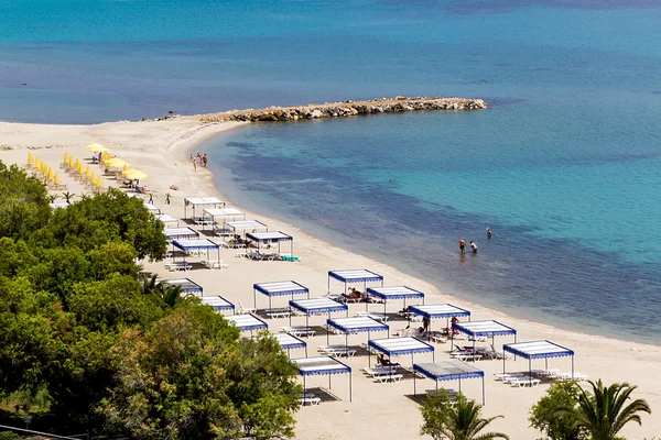 Soliga stranden i Kallithea och sommarnöje på kassandra av halkidik — Stockfoto