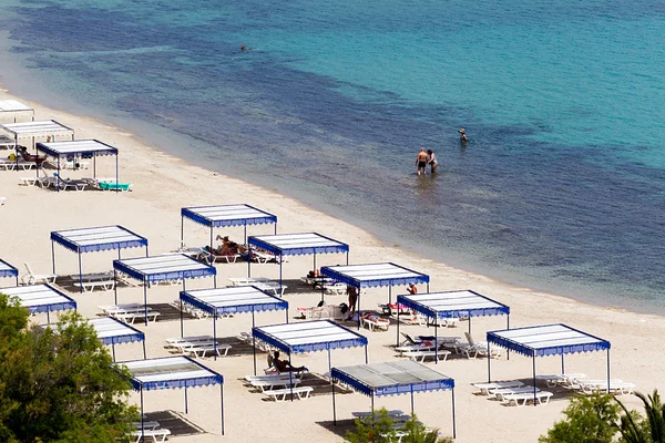 Soliga stranden i Kallithea och sommarnöje på kassandra av halkidik — Stockfoto