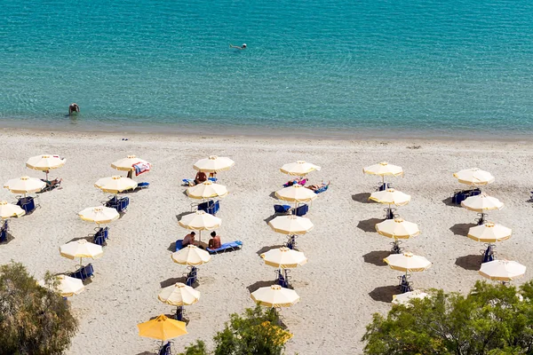 カリテアの日当たりの良い海岸と halkidik のカッサンドラで夏のリゾート地 — ストック写真