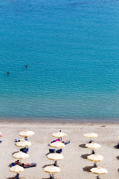 Soliga stranden i Kallithea och sommarnöje på kassandra av halkidik — Stockfoto