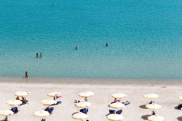 Soliga stranden i Kallithea och sommarnöje på kassandra av halkidik — Stockfoto