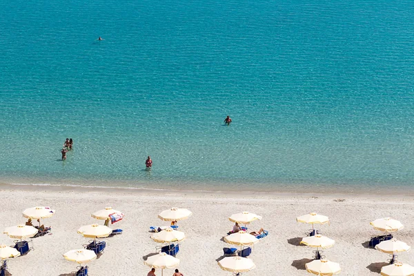 Сонячному пляжі Каллітея і літньому курорті в kassandra halkidik — стокове фото