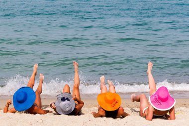 Arkadan Görünüm üzerinde yaz şapka dört genç oyuncu kadınların 
