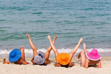 Arkadan Görünüm üzerinde yaz şapka dört genç oyuncu kadınların 