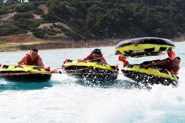 Tanınmayan insanlar kadar tüpler üzerinde wake üzerinde sıçrayan grubu. 20