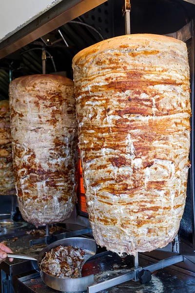 Shawarma-Fleisch wird vor der Zubereitung eines Sandwiches geschnitten — Stockfoto